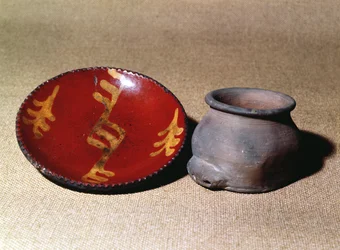 Roodstenen beker en schotel, ca. 1780